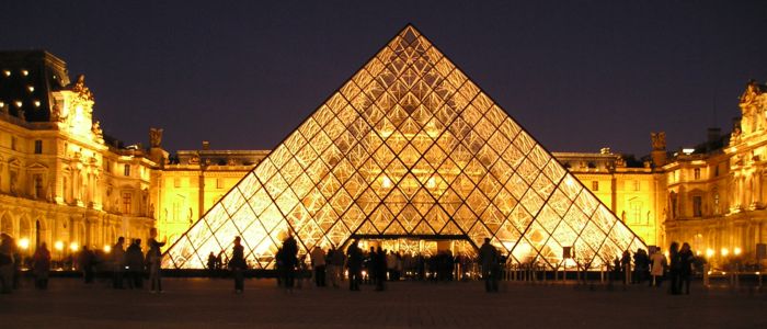 Paříž - pyramida před Louvre